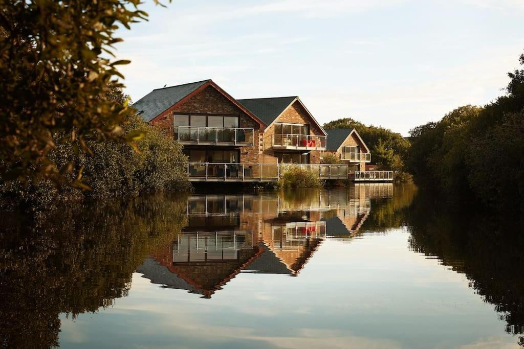 Kingfisher Hot Tub & Log Burner House On Premium Lakeside With Resort Facilities St Columb Major Buitenkant foto