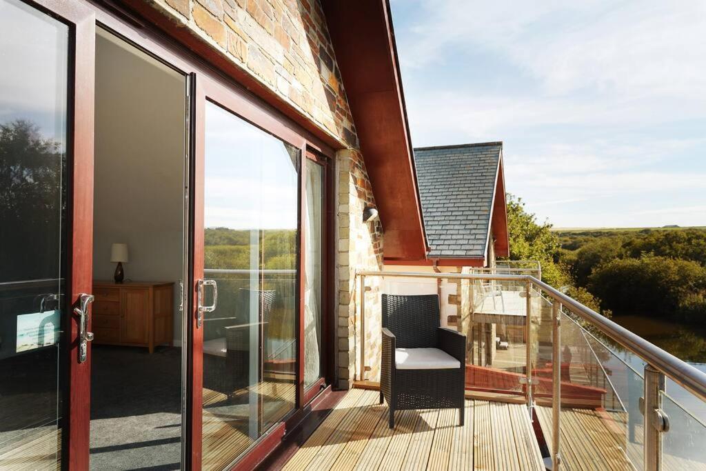 Kingfisher Hot Tub & Log Burner House On Premium Lakeside With Resort Facilities St Columb Major Buitenkant foto