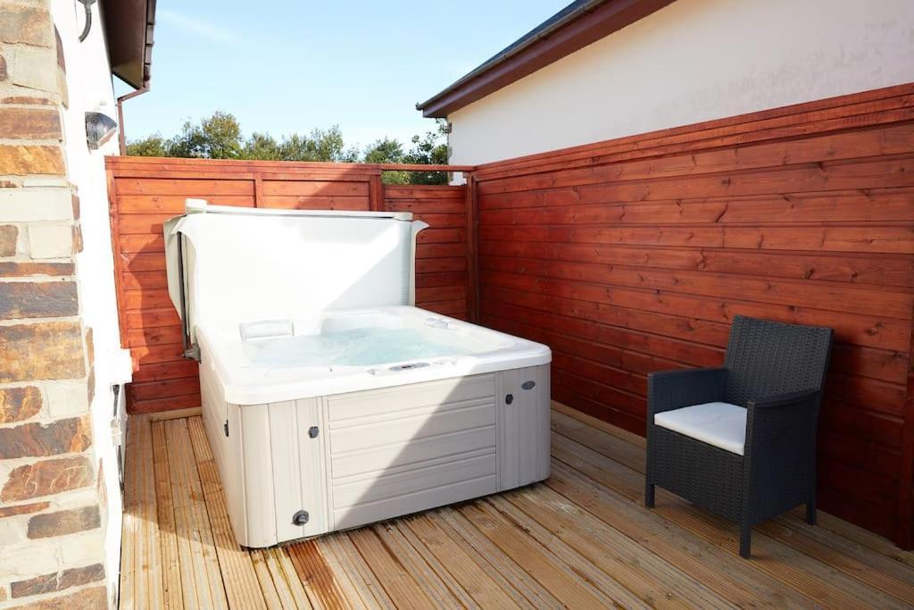 Kingfisher Hot Tub & Log Burner House On Premium Lakeside With Resort Facilities St Columb Major Buitenkant foto