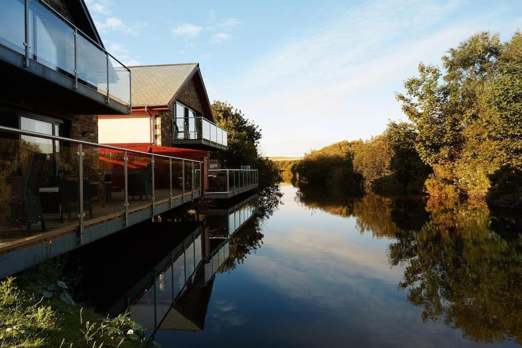 Kingfisher Hot Tub & Log Burner House On Premium Lakeside With Resort Facilities St Columb Major Buitenkant foto